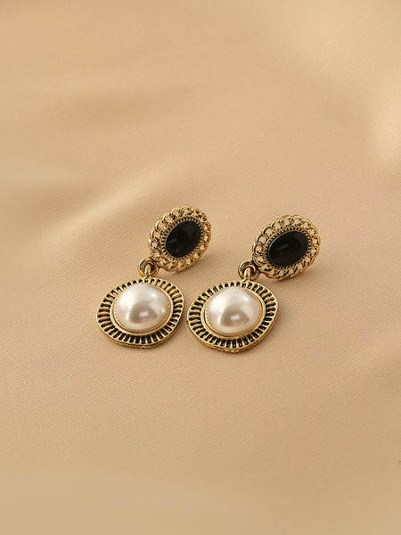 Naiste rippuvad valged ja mustad kivikestega kõrvarõngad