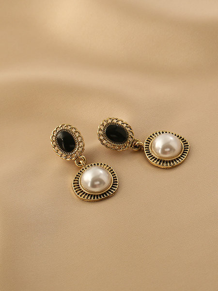 Naiste rippuvad valged ja mustad kivikestega kõrvarõngad