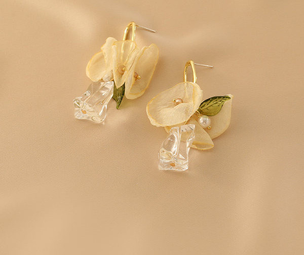 3D kaunistusega naiste kõrvarõngad