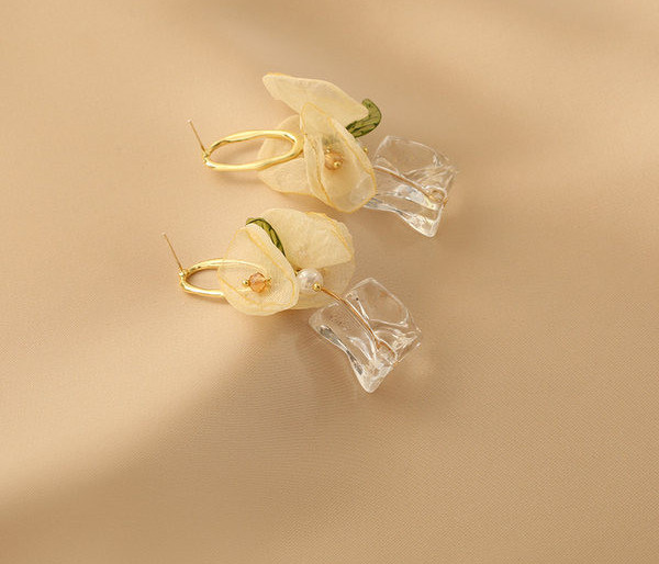 3D kaunistusega naiste kõrvarõngad