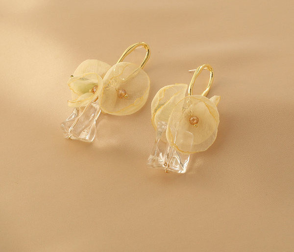 3D kaunistusega naiste kõrvarõngad