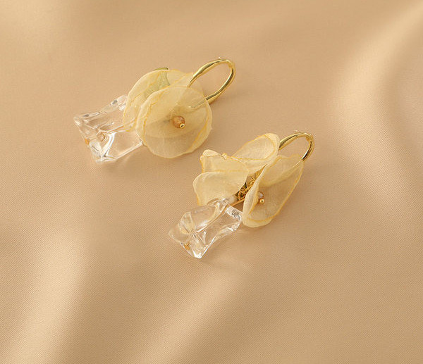 3D kaunistusega naiste kõrvarõngad