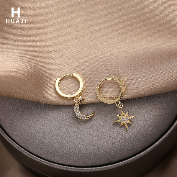 Ежедневни обеци с висулка луна - в два цвята