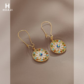 Moodsad kuldsed kivikestega kõrvarõngad