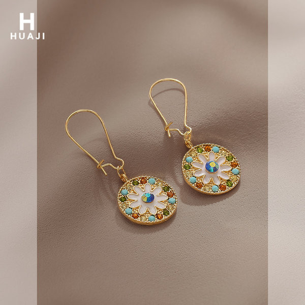 Moodsad kuldsed kivikestega kõrvarõngad