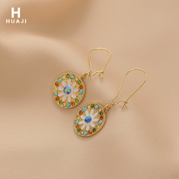 Moodsad kuldsed kivikestega kõrvarõngad