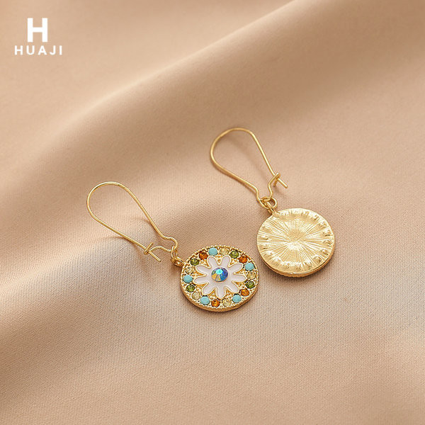 Moodsad kuldsed kivikestega kõrvarõngad