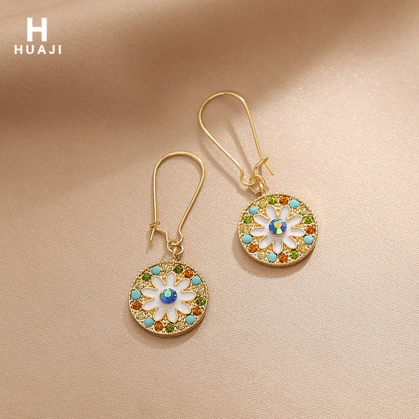 Moodsad kuldsed kivikestega kõrvarõngad