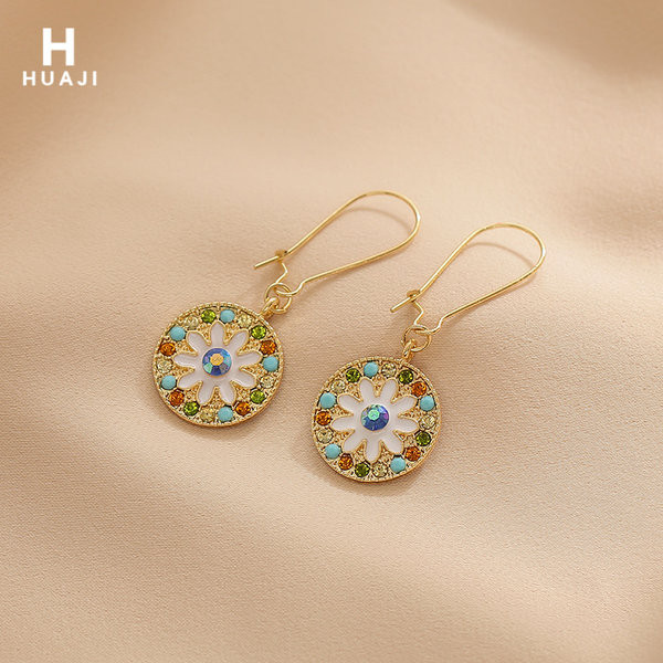 Moodsad kuldsed kivikestega kõrvarõngad