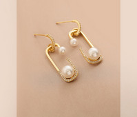 Kuldset värvi kivide ja pärlitega naiste kõrvarõngad