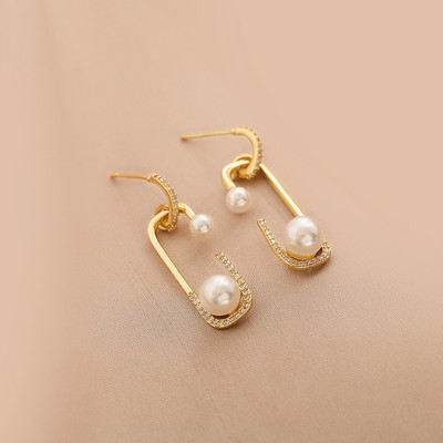 Kuldset värvi kivide ja pärlitega naiste kõrvarõngad