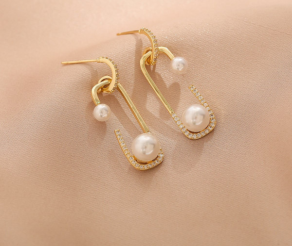 Kuldset värvi kivide ja pärlitega naiste kõrvarõngad