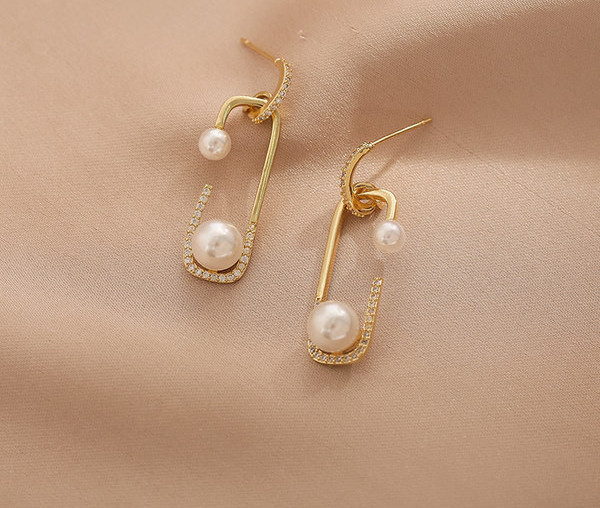 Kuldset värvi kivide ja pärlitega naiste kõrvarõngad