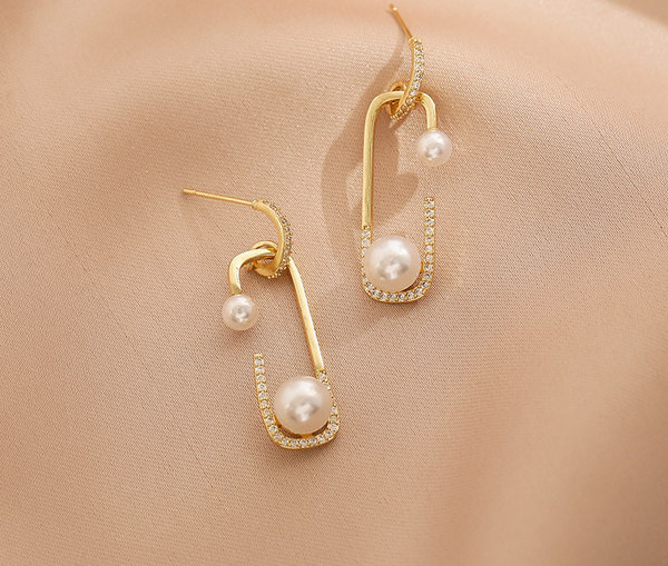 Kuldset värvi kivide ja pärlitega naiste kõrvarõngad