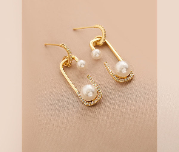 Kuldset värvi kivide ja pärlitega naiste kõrvarõngad