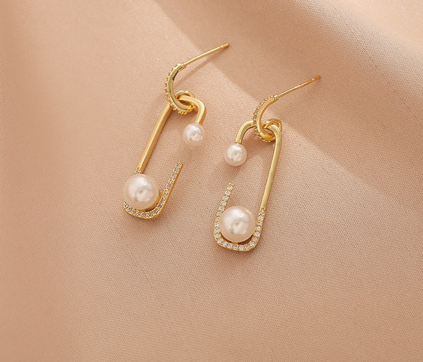 Kuldset värvi kivide ja pärlitega naiste kõrvarõngad