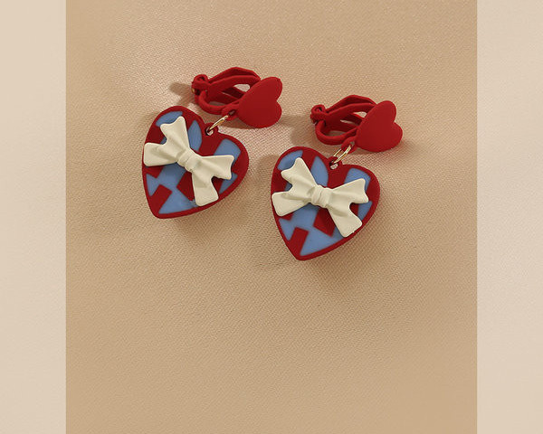 Ženske naušnice u obliku srca sa trakom