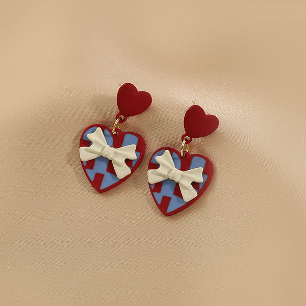 Ženske naušnice u obliku srca sa trakom