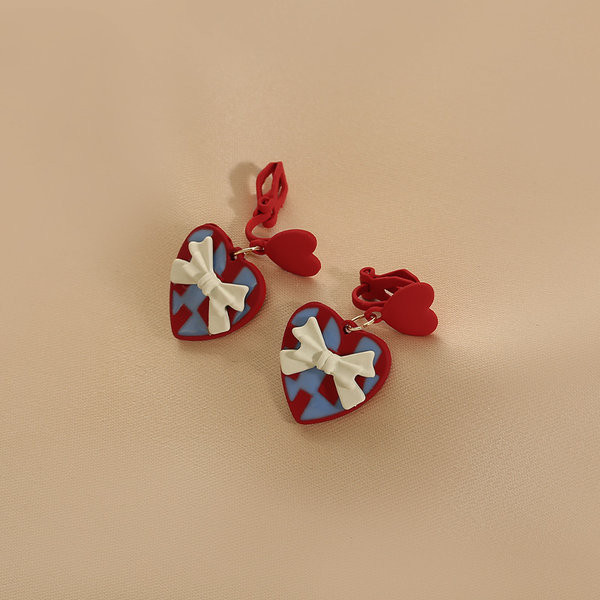 Ženske naušnice u obliku srca sa trakom