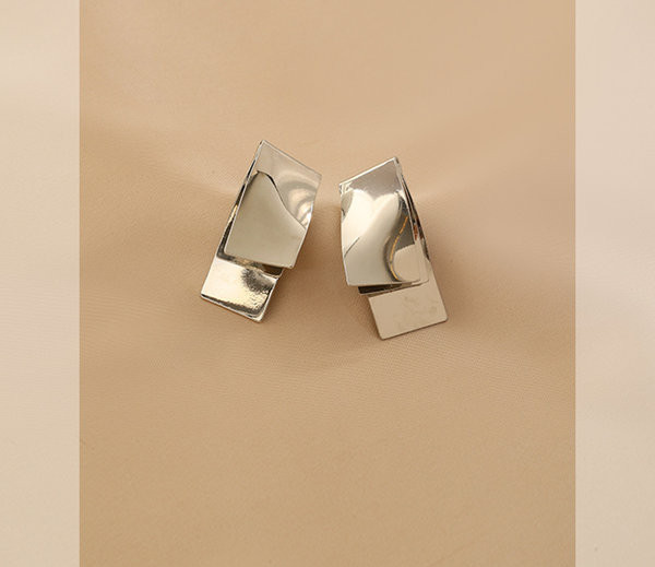 Γυναικεία σκουλαρίκια σε ασημί χρώμα