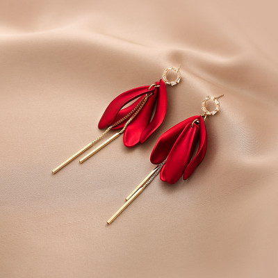 Γυναικεία μοντέρνα σκουλαρίκια με διακοσμητικές πέτρες και μενταγιόν