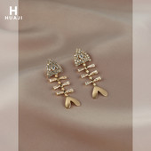 Μοντέρνα γυναικεία σκουλαρίκια σε σχήμα ψαριού με πέτρες