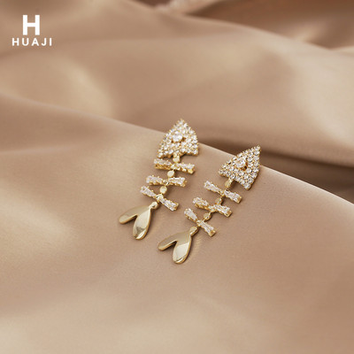 Μοντέρνα γυναικεία σκουλαρίκια σε σχήμα ψαριού με πέτρες