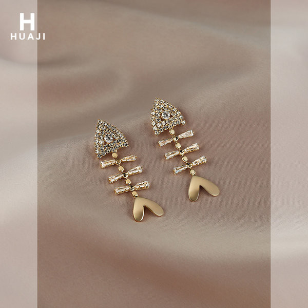 Μοντέρνα γυναικεία σκουλαρίκια σε σχήμα ψαριού με πέτρες