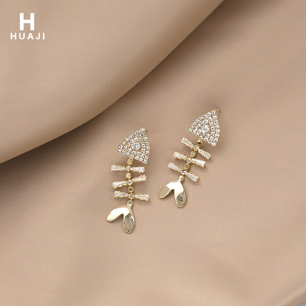 Μοντέρνα γυναικεία σκουλαρίκια σε σχήμα ψαριού με πέτρες