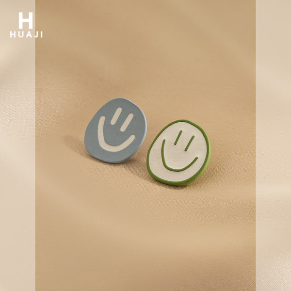 Male okrugle naušnice sa nasmijanim licem