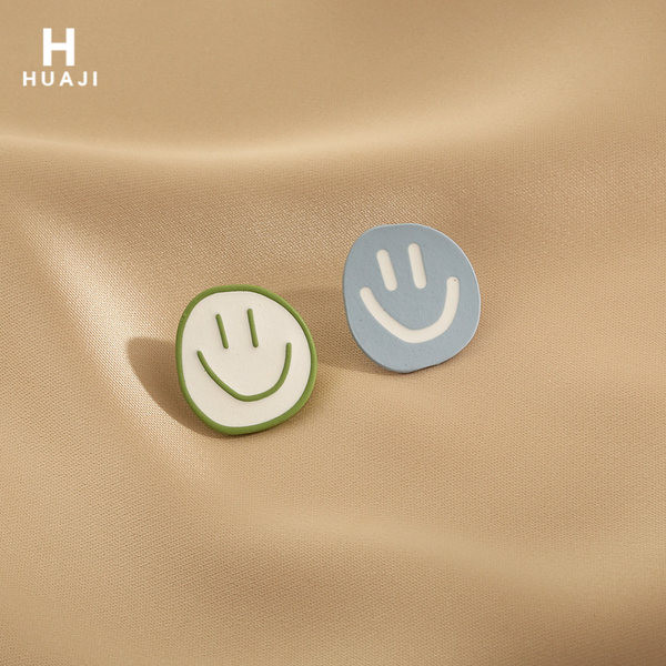 Male okrugle naušnice sa nasmijanim licem