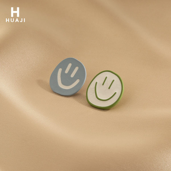 Male okrugle naušnice sa nasmijanim licem