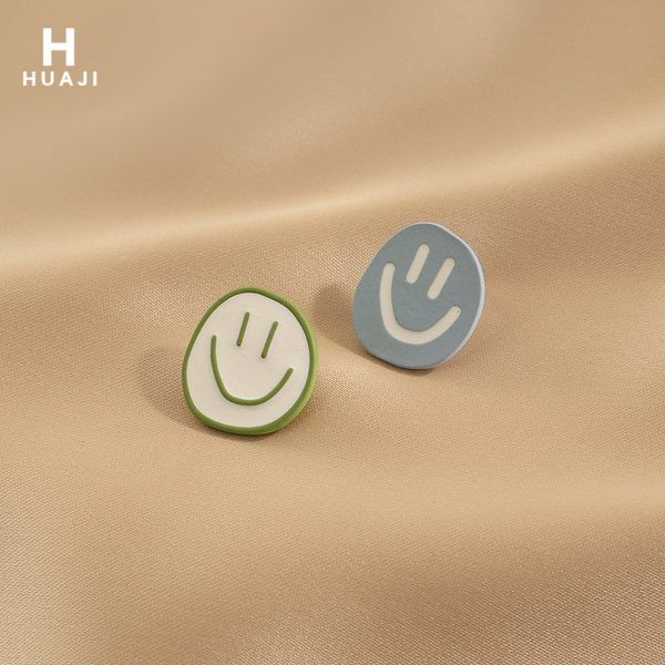 Male okrugle naušnice sa nasmijanim licem