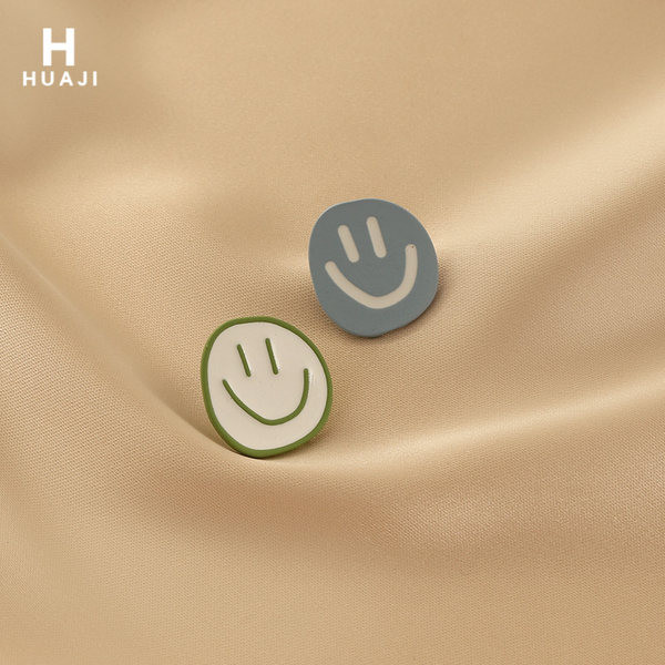 Male okrugle naušnice sa nasmijanim licem