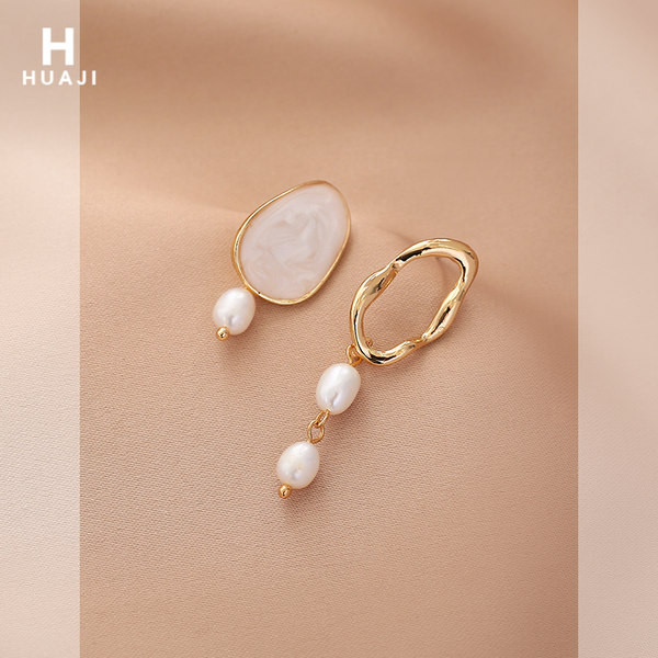 Moderni auskari ar pērlēm - zelta krāsā