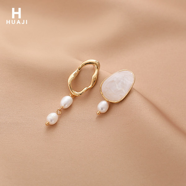 Moderni auskari ar pērlēm - zelta krāsā