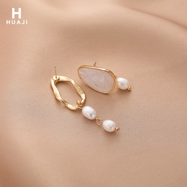 Moderni auskari ar pērlēm - zelta krāsā