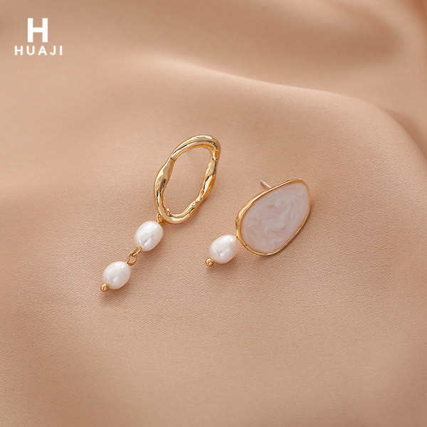 Moderni auskari ar pērlēm - zelta krāsā