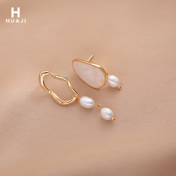 Moderni auskari ar pērlēm - zelta krāsā