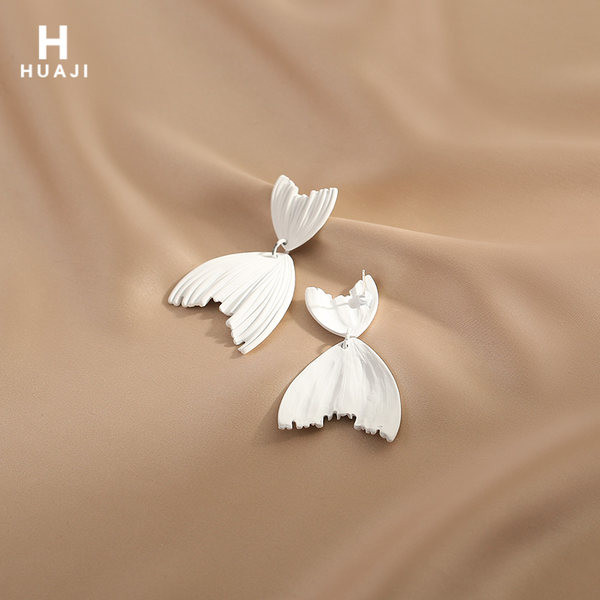 Стилни обеци в два цвята