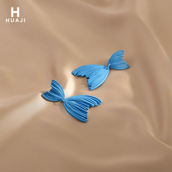 Стилни обеци в два цвята