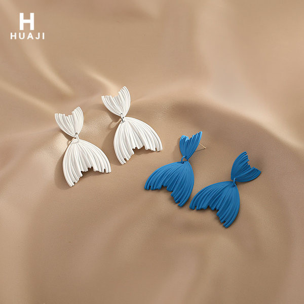 Стилни обеци в два цвята