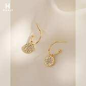 Γυναικεία χρυσά σκουλαρίκια με στρογγυλό μενταγιόν