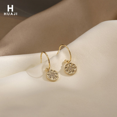 Γυναικεία χρυσά σκουλαρίκια με στρογγυλό μενταγιόν