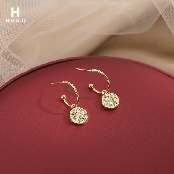 Γυναικεία χρυσά σκουλαρίκια με στρογγυλό μενταγιόν