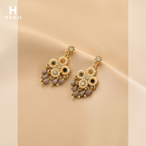 Μοντέρνα γυναικεία σκουλαρίκια με πέτρες