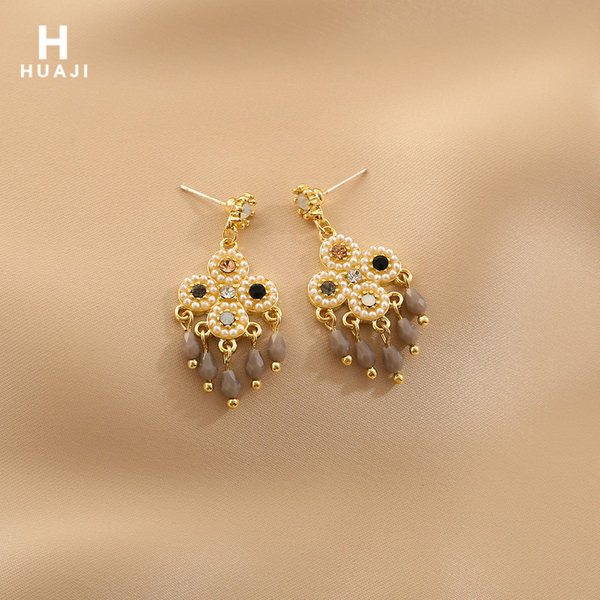 Μοντέρνα γυναικεία σκουλαρίκια με πέτρες