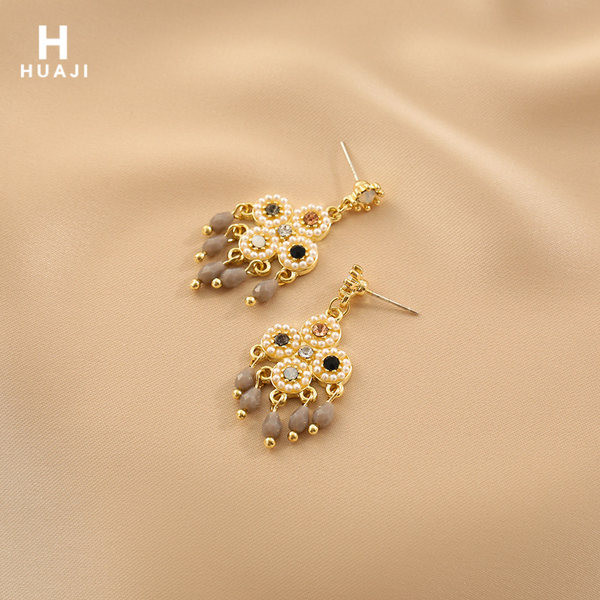 Μοντέρνα γυναικεία σκουλαρίκια με πέτρες