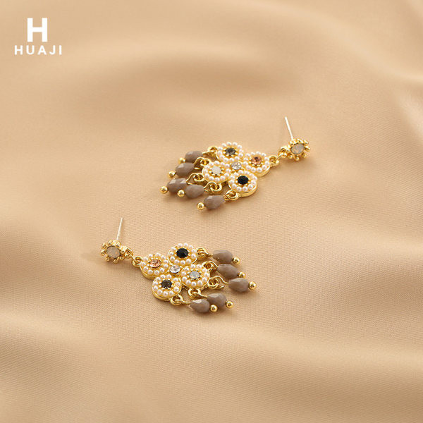 Μοντέρνα γυναικεία σκουλαρίκια με πέτρες