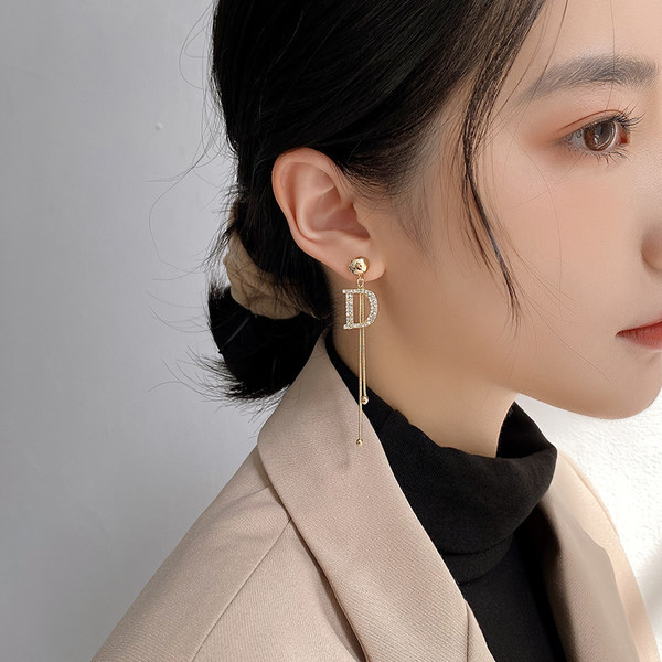 Moderne duge naušnice s kamenčićima